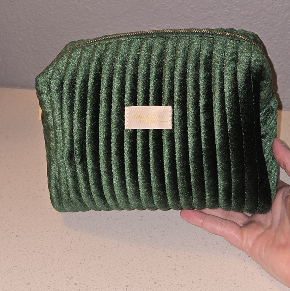 Benevolence LA Green Quilted Zip Bag Makeup Cosmetics Travel - Picture 2 of 7